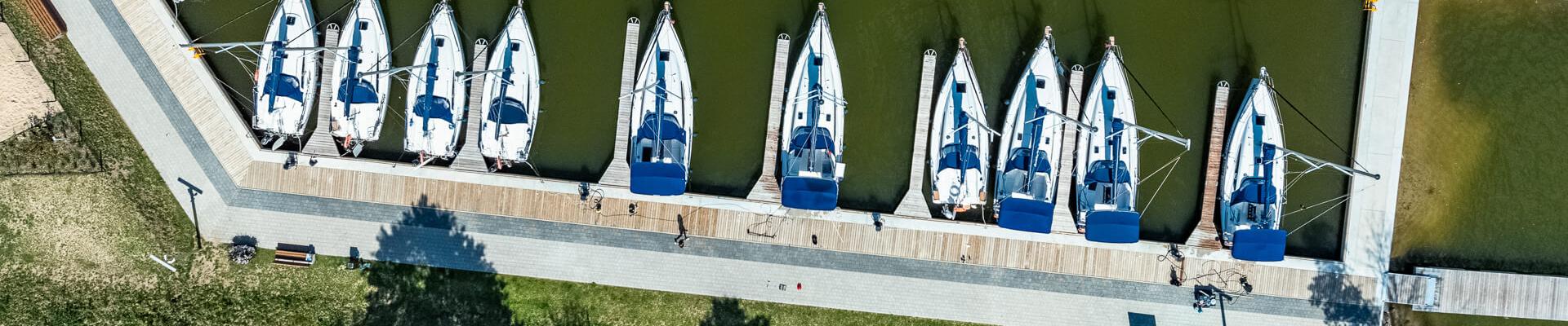 Widok na Przystań Nautica z lotu ptaka. Na pierwszy planie keja czarterowa. 